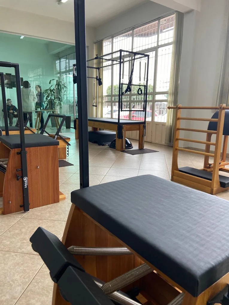 Outro ângulo da sala de Pilates da unidade Esplanada, com aparelhos próximos às janelas