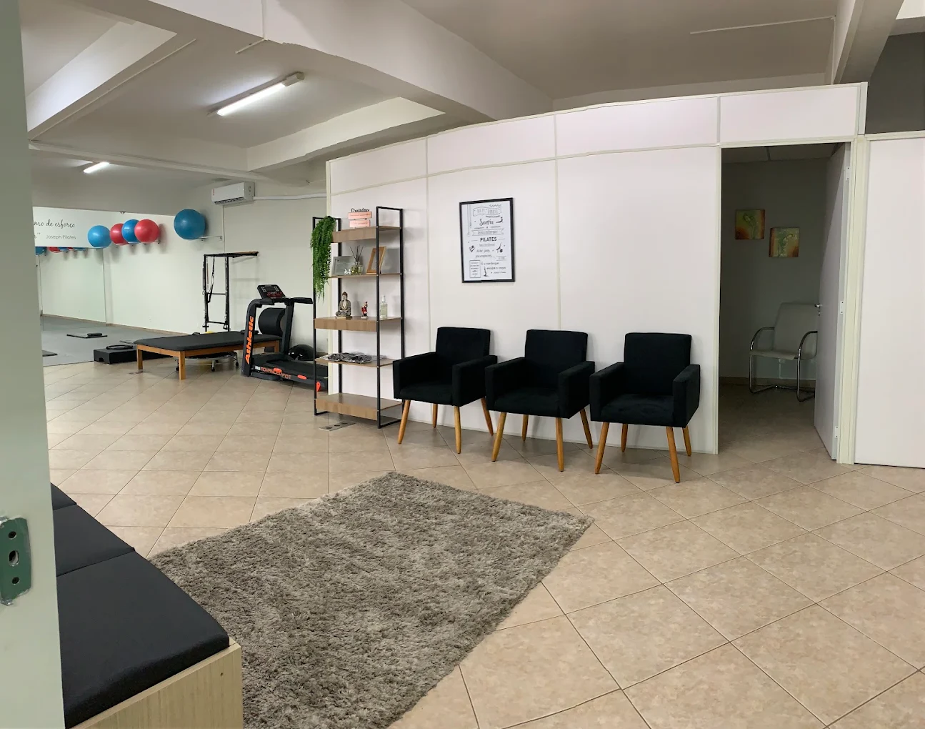 Área de recepção da unidade Esplanada com poltronas e espaço de espera